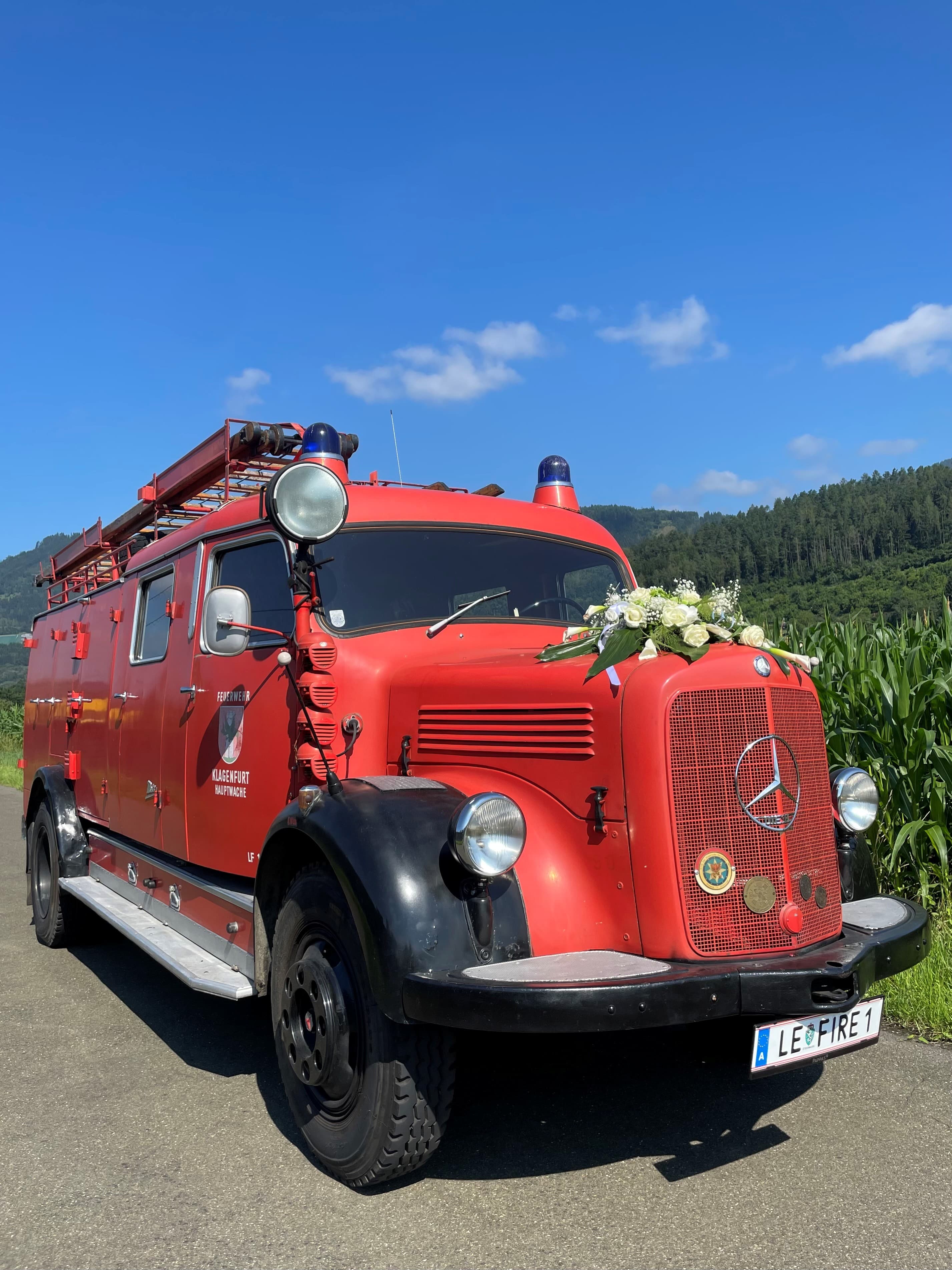 Mercedes-Benz Oldtimer-Löschfahrzeug festlich geschmückt bei einer Hochzeit